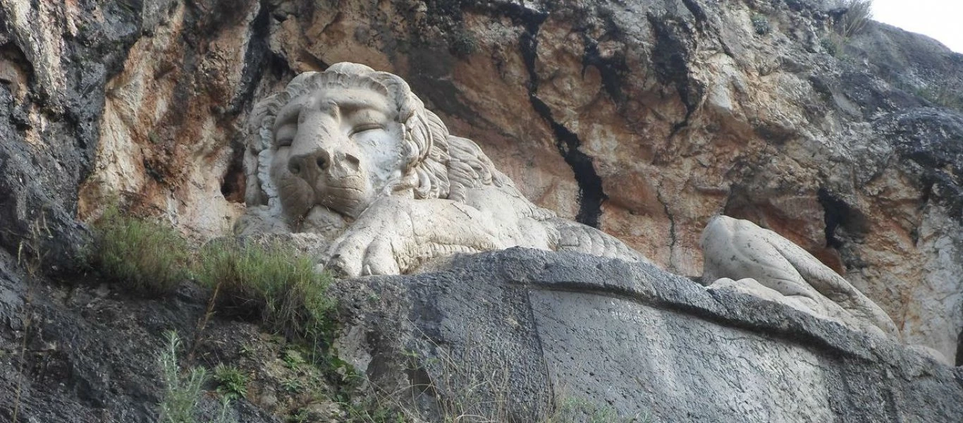 Το εκπληκτικό γλυπτό του κοιμώμενου λέοντα στην Ελλάδα που λίγοι γνωρίζουν (βίντεο)